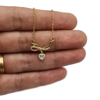 Collar de Acero Bañado en Oro 18K · Lazo de Corazón