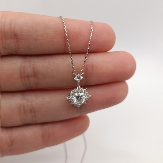 Collar Destello Infinito en Plata con Moissanita. Ed. "Elección Eterna"