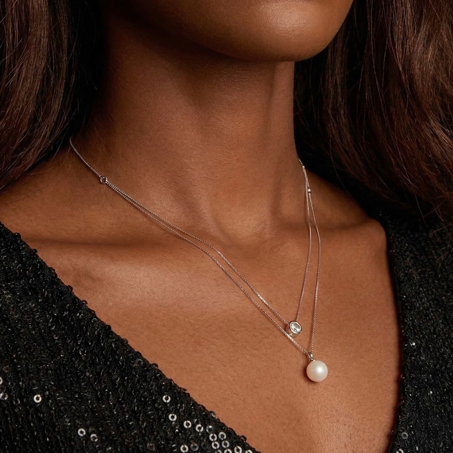 Collar Dos Almas de plata 925 con moissanita y perla puesto