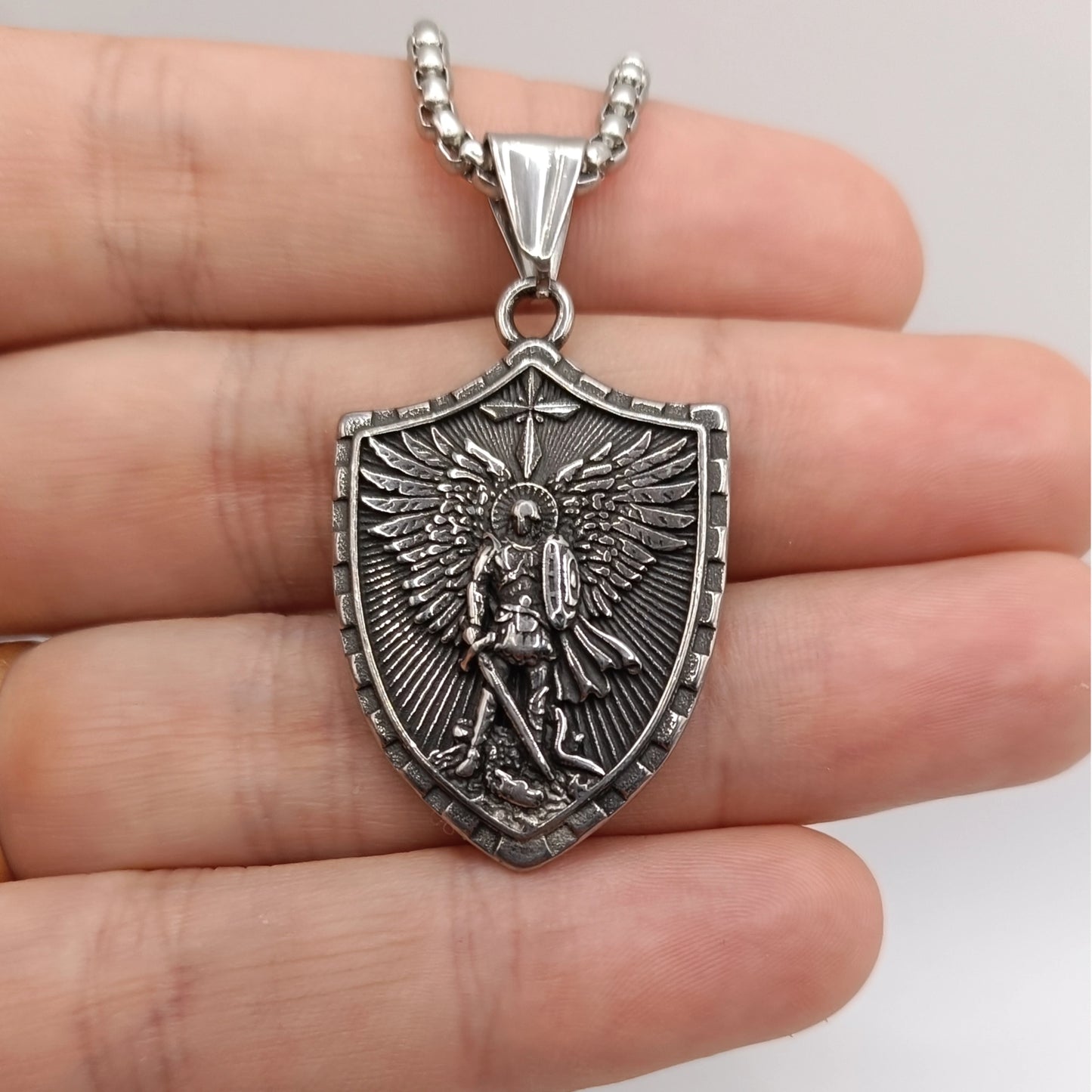 Colgante Escudo San Miguel Arcángel de Acero · Tarjeta con Oración