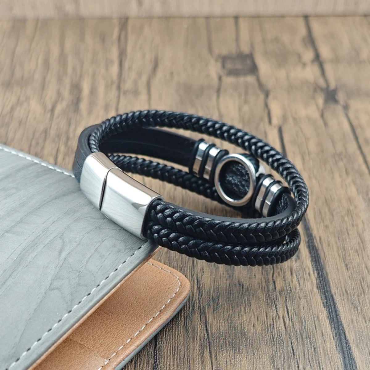 Pulsera de Cuero y Acero para Hombre · Luz de Vida